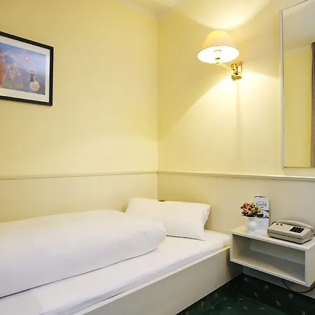 Landhotel Huberhof Allershausen - Pool Is Open 알러스하우젠