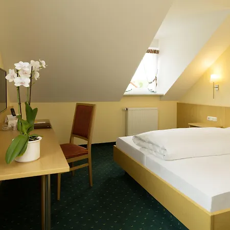 Landhotel Huberhof Allershausen - Pool Is Open 호텔